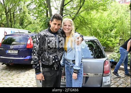 Adonist Jovanovic aka Dean und Katharina Kock aka Toni am Set bei Dreharbeiten zur Reality-Daily-Soap `Berlin - Tag und Nacht`am Paul-Lincke-Ufer. Berl Stockfoto